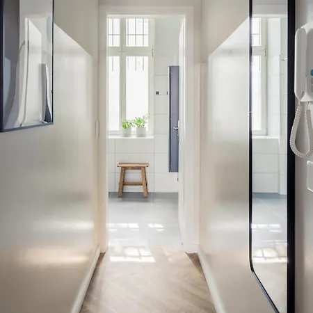 Apartment Oomph Minimalist & Mighty - 1 Bedroom Hosting Up To 6 *