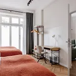 Oomph Minimalist & Mighty - 1 Bedroom Hosting Up To 6 Apartman Berlin