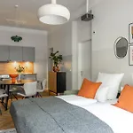 Oomph Minimalist & Mighty - 1 Bedroom Hosting Up To 6 Apartman