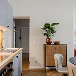 Apartment Oomph Minimalist & Mighty - 1 Bedroom Hosting Up To 6
