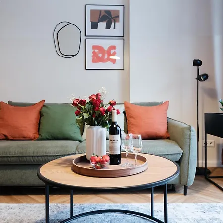 Oomph Minimalist & Mighty - 1 Bedroom Hosting Up To 6 Апартаменты Берлин